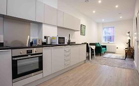 Modern & Stylish 1 Bedroom Apartment In Bolton